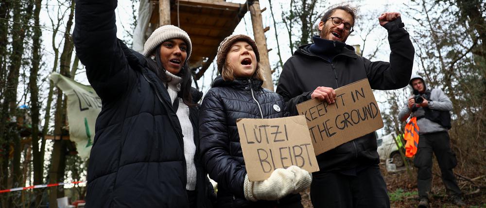 Die schwedische Klimaaktivistin Greta Thunberg hält ein Schild mit der Aufschrift „Lützi bleibt“.