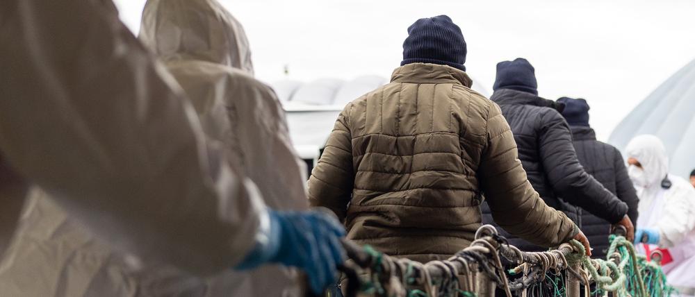 Private Rettungsschiffe müssen künftig einen weiten Weg zu den zugewiesenen Häfen zurücklegen. 