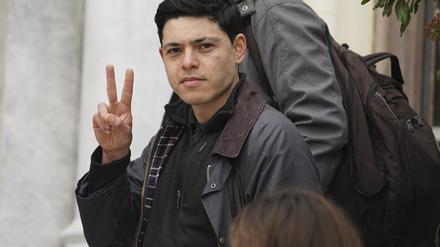 Der Angeklagte Sean Binder macht ein Peace-Zeichen vor dem Gericht auf der Ägäisinsel. 
