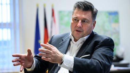 ARCHIV - 21.12.2022, Berlin: Andreas Geisel (SPD), Berliner Senator für Stadtentwicklung, Bauen und Wohnen, sitzt bei einem Interview mit der Deutschen Presse-Agentur dpa in seinem Büro in der Senatsverwaltung für Stadtentwicklung, Bauen und Wohnen. (zu dpa: Geisel: Tausende von ukrainischen Flüchtlingen bleiben in Berlin) Foto: Bernd von Jutrczenka/dpa +++ dpa-Bildfunk +++