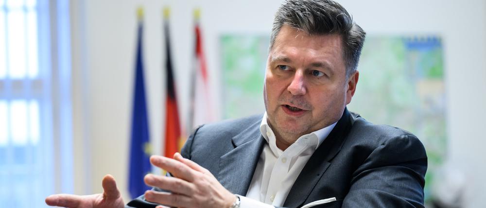 ARCHIV - 21.12.2022, Berlin: Andreas Geisel (SPD), Berliner Senator für Stadtentwicklung, Bauen und Wohnen, sitzt bei einem Interview mit der Deutschen Presse-Agentur dpa in seinem Büro in der Senatsverwaltung für Stadtentwicklung, Bauen und Wohnen. (zu dpa: Geisel: Tausende von ukrainischen Flüchtlingen bleiben in Berlin) Foto: Bernd von Jutrczenka/dpa +++ dpa-Bildfunk +++