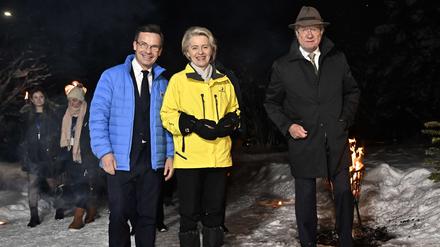 Lagerfeuerromantik am Polarkreis: Ulf Kristersson mit Kommissionspräsidentin Ursula von der Leyen und dem schwedischen König Karl Gustav.