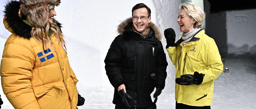 Kampf um die Subventionspolitik im Schnee von Davos: Schwedens Premierminister Ulf Kristersson, der die EU-Präsidentschaft innehat, und EU-Kommissionspräsidentin Ursula von der Leyen. Links daneben unter der Fellmütze Schwedens Energieministerin Ebba Busch.