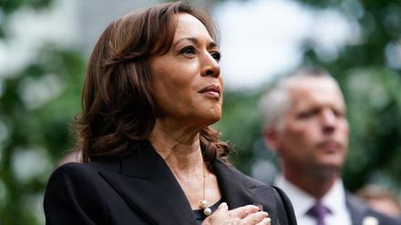 Kamala Harris, Vizepräsidentin der USA, hört die Nationalhymne bei der Gedenkfeier zum 21. Jahrestag der Terroranschläge vom 11. September 2022.