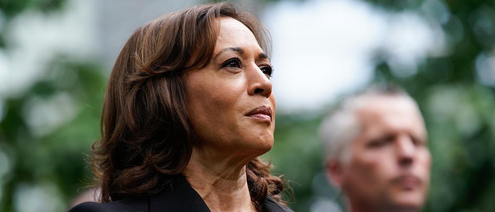 Kamala Harris, Vizepräsidentin der USA, hört die Nationalhymne bei der Gedenkfeier zum 21. Jahrestag der Terroranschläge vom 11. September 2022.