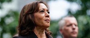 Kamala Harris, Vizepräsidentin der USA, hört die Nationalhymne bei der Gedenkfeier zum 21. Jahrestag der Terroranschläge vom 11. September 2022.