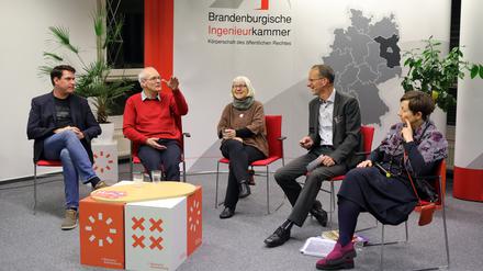 Protagonisten der Potsdamer Stadtgestaltung. Christian Klusemann, Albrecht Gülzow, Saskia Hüneke, Moderator Frank Peter Jäger und Sigrun Rabbe (v.l.n.r.) beim Podiumsgespräch „Quo Vadis Potsdam?“. 