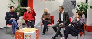 Protagonisten der Potsdamer Stadtgestaltung. Christian Klusemann, Albrecht Gülzow, Saskia Hüneke, Moderator Frank Peter Jäger und Sigrun Rabbe (v.l.n.r.) beim Podiumsgespräch „Quo Vadis Potsdam?“. 