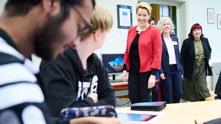 Franziska Giffey (3.v.l.) und Astrid-Sabine Busse (r.) besuchen eine Zwölfte Klasse im Heinrich-Hertz-Gymnasium.