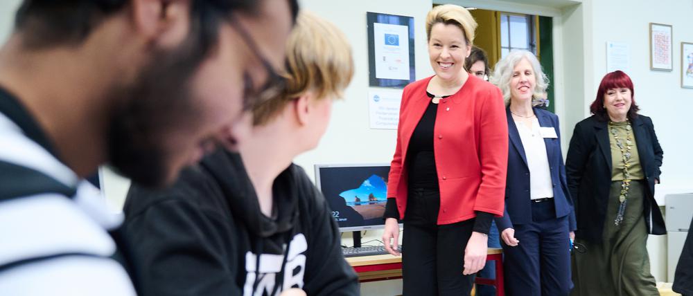 Franziska Giffey (3.v.l.) und Astrid-Sabine Busse (r.) besuchen eine Zwölfte Klasse im Heinrich-Hertz-Gymnasium.