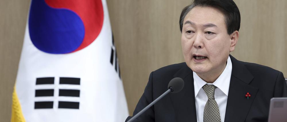 Yoon Suk Yeol, Südkoreas Präsident, spricht während einer Kabinettssitzung im Präsidialamt.