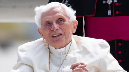 22.06.2020, Bayern, Freising: Der emeritierte Papst Benedikt XVI. kommt am Flughafen München zum Flugzeug vor seiner Abreise nach seinem viertägigen Besuch in Regensburg zurück in den Vatikan. Der emeritierte Papst Benedikt XVI. ist am 31.12.2022 im Alter von 95 Jahren im Vatikan gestorben. Foto: Sven Hoppe/dpa +++ dpa-Bildfunk +++