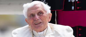 22.06.2020, Bayern, Freising: Der emeritierte Papst Benedikt XVI. kommt am Flughafen München zum Flugzeug vor seiner Abreise nach seinem viertägigen Besuch in Regensburg zurück in den Vatikan. Der emeritierte Papst Benedikt XVI. ist am 31.12.2022 im Alter von 95 Jahren im Vatikan gestorben. Foto: Sven Hoppe/dpa +++ dpa-Bildfunk +++