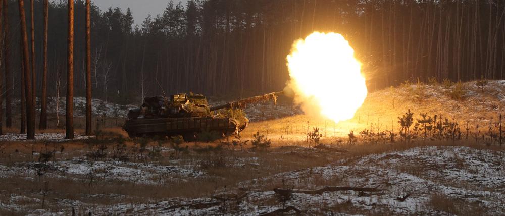 Ein ukrainischer Panzer feuert in Kremmina.
