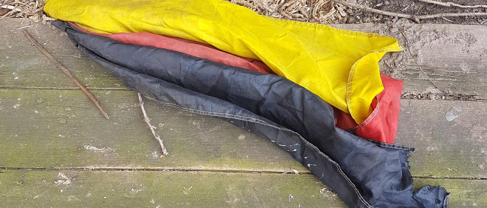 Am Boden liegende Deutschland-Fahne.