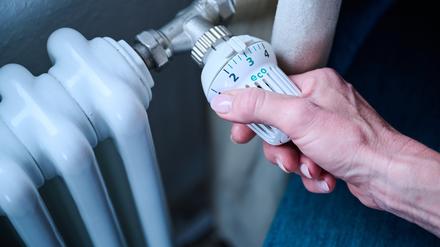 Im Gegensatz zu Berlin lässt im Land Brandenburg ein Härtefallfonds, der drohende Strom- und Gasabschaltungen bei finanziell schwachen Bürgern abwenden soll, weiter auf sich warten. 