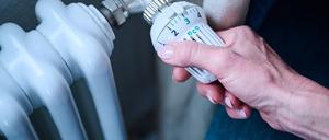 Im Gegensatz zu Berlin lässt im Land Brandenburg ein Härtefallfonds, der drohende Strom- und Gasabschaltungen bei finanziell schwachen Bürgern abwenden soll, weiter auf sich warten. 