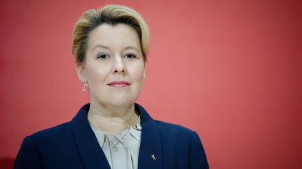 ARCHIV - 09.01.2023, Berlin: Franziska Giffey (SPD), Regierende Bürgermeisterin von Berlin und Spitzenkandidatin für die Wahl zum Berliner Abgeordnetenhaus, gibt zum Abschluss der Jahresauftaktklausur des SPD-Präsidiums und Parteivorstands eine Pressekonferenz. Die SPD-Politikerin hält ein bundesweites Böllerverbot für unrealistisch.
(zu dpa: «Giffey: "Wir werden kein bundesweites Böllerverbot erreichen"») Foto: Kay Nietfeld/dpa +++ dpa-Bildfunk +++