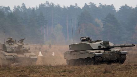 Challenger 2 sind im Einsatz während einer Nato-Militärübung (Symbolbild).