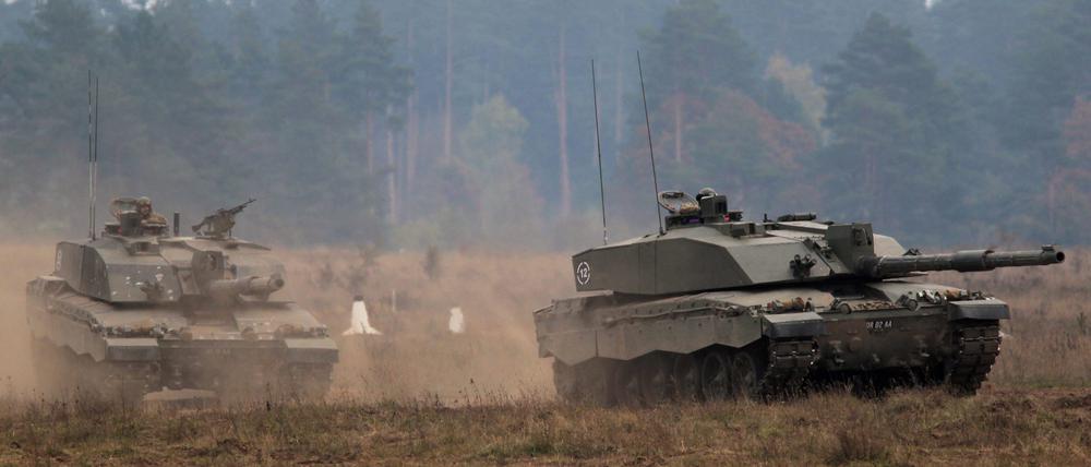 Challenger 2 sind im Einsatz während einer Nato-Militärübung (Symbolbild).