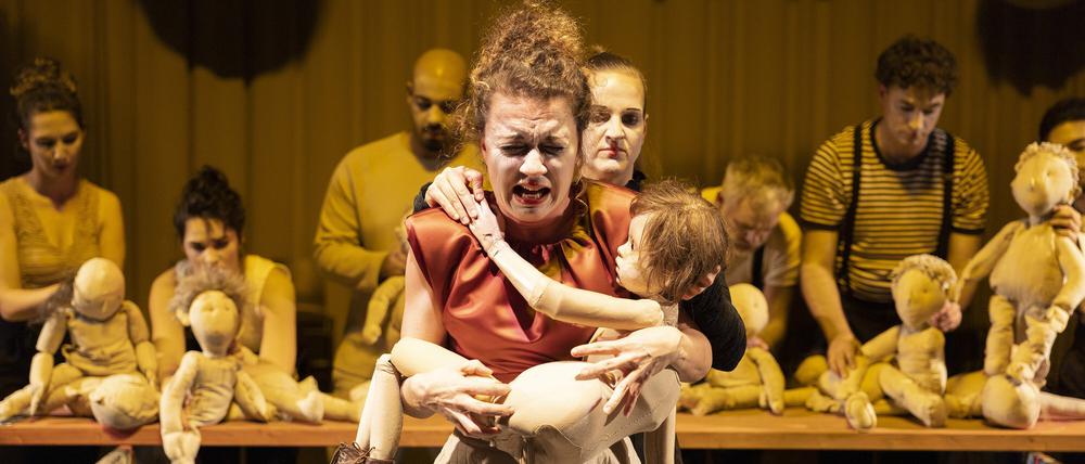 „Ist es eingeschlafen, wird das Kind uns unendlich lieb“, mit diesen Worten beginnt die „clowneske Tragödie“.