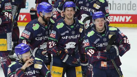 Frank Mauer (Mitte) sorgte für die Entscheidung zugunsten der Eisbären gegen Augsburg.