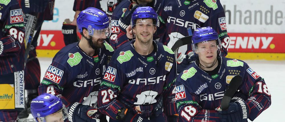Frank Mauer (Mitte) sorgte für die Entscheidung zugunsten der Eisbären gegen Augsburg.