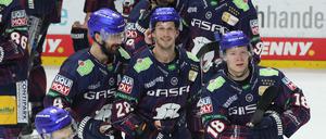 Frank Mauer (Mitte) sorgte für die Entscheidung zugunsten der Eisbären gegen Augsburg.