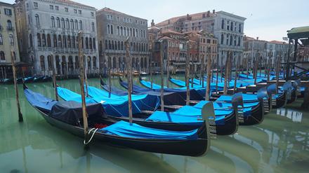 Gondeln sind auf dem Canal Grande an Holzpfählen festgemacht (Symbolbild).