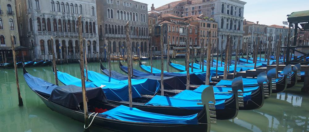 Gondeln sind auf dem Canal Grande an Holzpfählen festgemacht (Symbolbild).