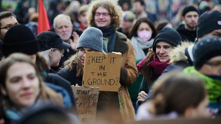 14.01.2023, Berlin: «Keep in the Ground» steht auf einem Plakat, das eine Demonstrantin hält. Über 300 Personen nehmen an der Demonstration gegen die Räumung Lützeraths auf dem Hermannplatz teil. Foto: Annette Riedl/dpa +++ dpa-Bildfunk +++