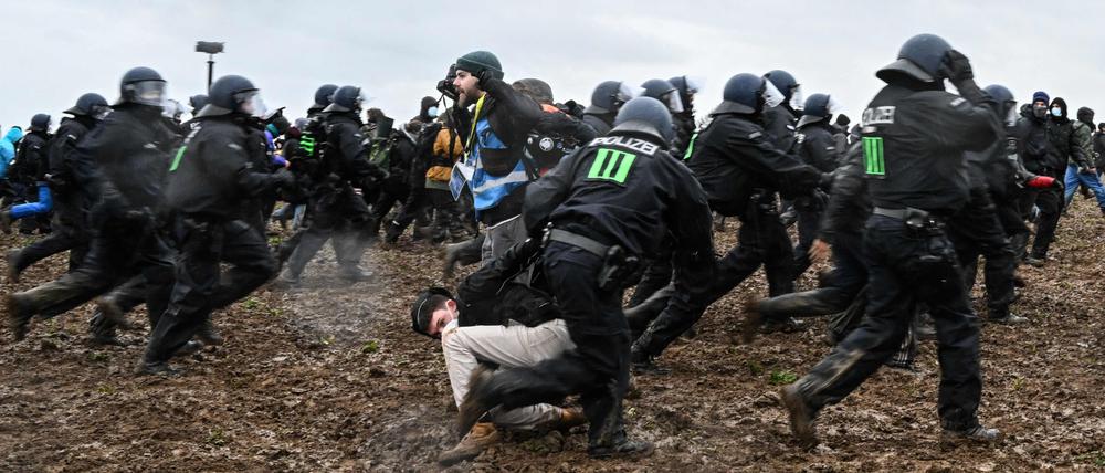 Polizei und Demonstranten geraten aneinander.