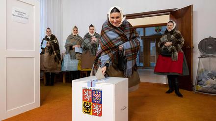 Eine Frau in der traditionellen Tracht von Podluzi (Region in Südmähren) gibt ihre Stimme im Wahllokal während der Präsidentschaftswahlen in Tschechien ab.