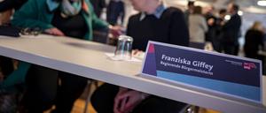 Franziska Giffey (SPD, r.), Regierende Bürgermeisterin von Berlin, spricht während der Klausurtagung der SPD-Fraktion des Berliner Abgeordnetenhauses mit Astrid-Sabine Busse (SPD), Berliner Senatorin für Bildung, Jugend und Familie.