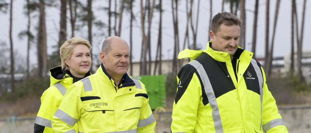 Manuela Schwesig, Olaf Scholz und Stephan Knabe bei der offiziellen Inbetriebnahme des LNG-Terminals ‘Deutsche Ostsee’ im Industriehafen Lubmin.