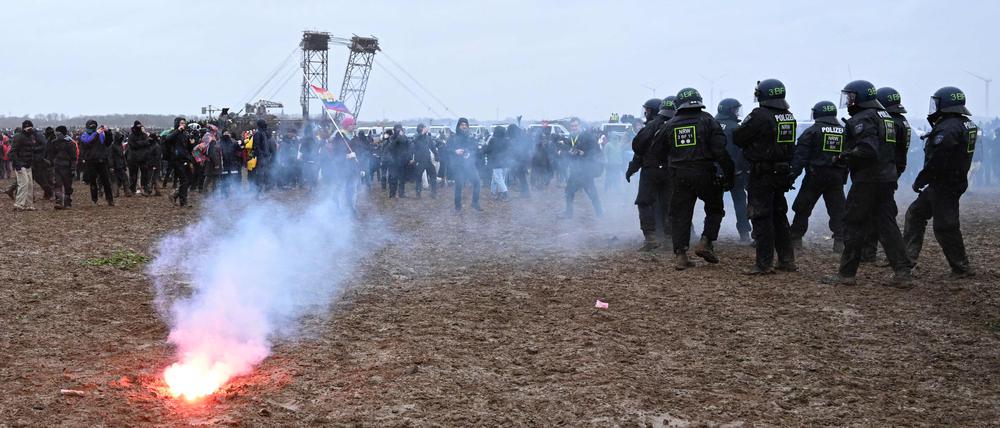 Polizei und Demonstranten geraten aneinander.
