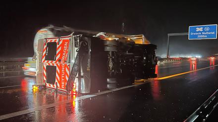 Ein Rettungswagen liegt umgekippt auf der A10 südlich von Potsdam.