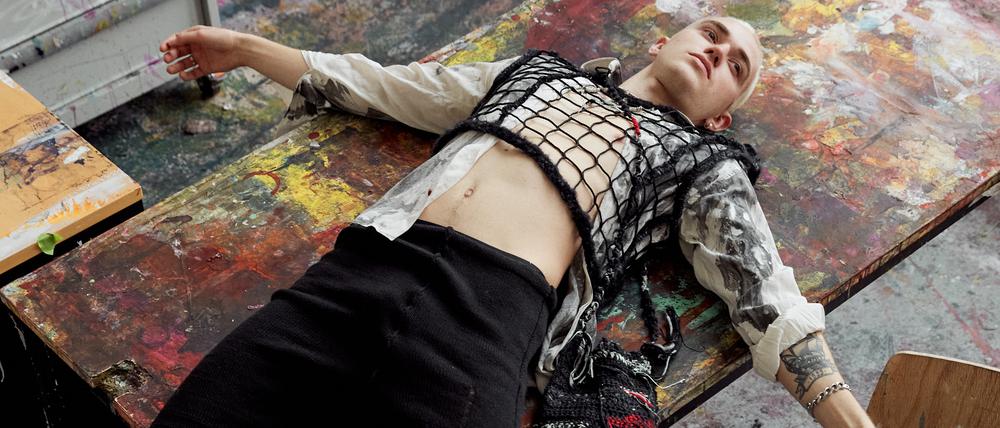 Das Foto zeigt Mode von Lucas Meyer Leclere und ist Teil des Magazins „030_Stil einer Stadt“, dass zur Fashion Week erscheint und 23 Berliner Designer:innen porträtiert. (Fotografin Julia Küchler, Konzept Henriette Redenz).