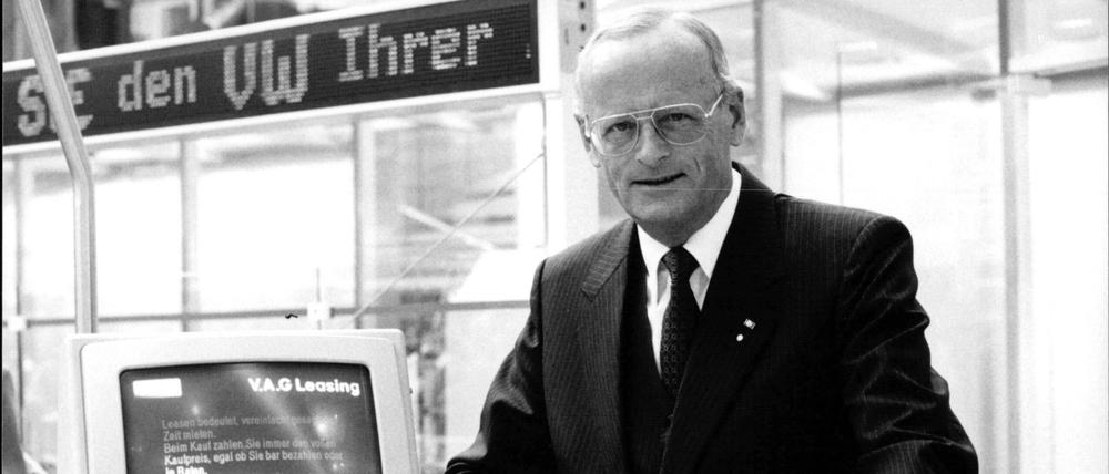 Carl Horst Hahn Der Vorstandsvorsitzende der Volkswagen AG, Carl Horst Hahn, bereitet sich auf die IAA 89 in Frankfurt vor., Copyright: UnitedxArchivesxSvenxSimon Nur redaktionelle Nutzung. Editorial usage only. UnitedArchivesIMS_3345411F EDITORIAL USE ONLY