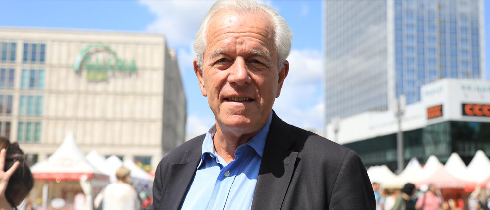 Hans Kollhoff, Architekt, der einen Masterplan für Hochhäuser am Alex erstellt hat ; fotografiert auf dem Alexanderplatz in Berlin-Mitte.
Foto: Thilo Rückeis