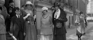 Trans Personen vor dem Eingang des Instituts für Sexualwissenschaft, aufgenommen anlässlich der Ersten Internationalen Tagung für Sexualreform auf sexualwissenschaftlicher Grundlage in Berlin, 1921 .