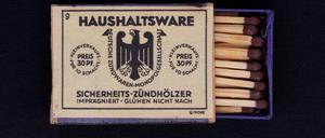 Alte Schachteln: Sicherheitsstreichhölzer der „Deutsche Zündwaren-Monopolgesellschaft“, Steuernummer 9. Dieses Etikett wurde zwischen 1930 und 1945 verwendet. Der Adler wurde von Karl-Tobias Schwab gestaltet und wird heute im Wappen der Bundesrepublik verwendet.