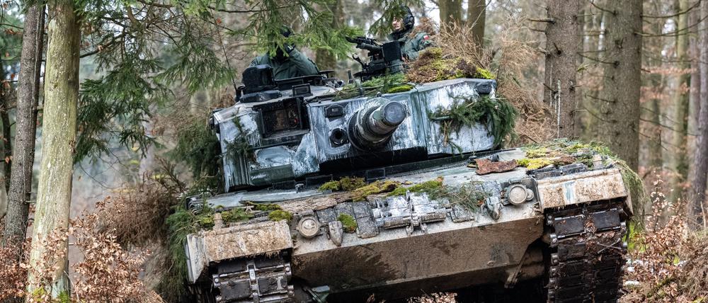 Ein Panzer der polnischen Armee vom Typ Leopard 2 steht während der internationalen Militärübung auf dem Gelände des Truppenübungsplatzes Hohenfels.