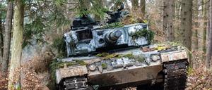 Ein Panzer der polnischen Armee vom Typ Leopard 2 steht während der internationalen Militärübung auf dem Gelände des Truppenübungsplatzes Hohenfels.