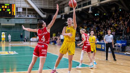 Alba (rechts Nina Rosemeyer gegen Noortje Driessen) verlor in eigener Halle gegen Osnabrück.  