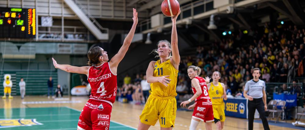 Alba (rechts Nina Rosemeyer gegen Noortje Driessen) verlor in eigener Halle gegen Osnabrück.