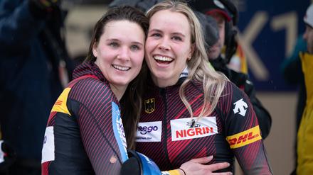 Wir sind die Besten. Lisa Buckwitz (l) und Kira Lipperheide aus Deutschland jubeln im Ziel. 