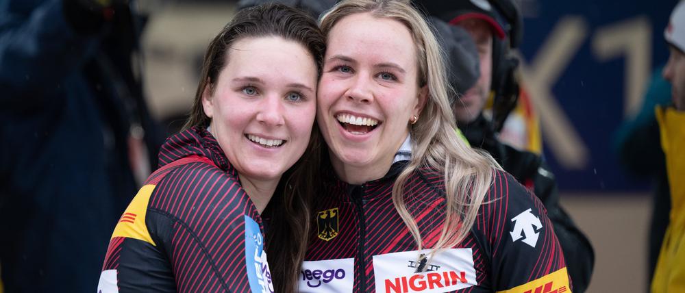 Wir sind die Besten. Lisa Buckwitz (l) und Kira Lipperheide aus Deutschland jubeln im Ziel.