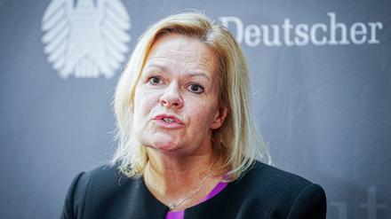 ARCHIV - 14.12.2022, Berlin: Nancy Faeser (SPD), Bundesministerin für Inneres und Heimat, gibt ein Pressestatement nach der Sitzung des Innenausschusses des Bundestags. Wer Polizeibeamte und Rettungskräfte in einen Hinterhalt lockt, sollte dafür nach Ansicht von Bundesinnenministerin Nancy Faeser (SPD) künftig härter bestraft werden. Foto: Kay Nietfeld/dpa +++ dpa-Bildfunk +++