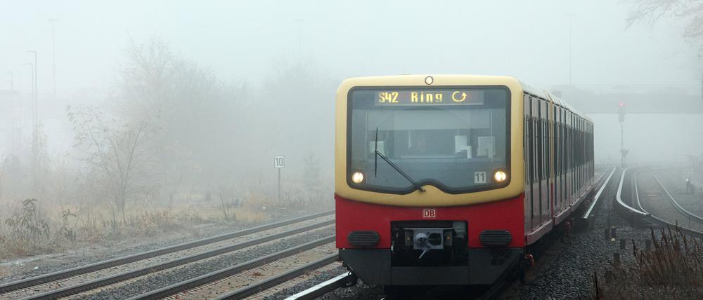 Die Ringbahn unterwegs bei Nebel. 